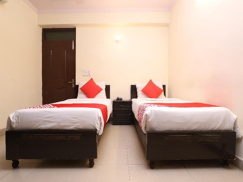 Oyo 28126 Charanpahari Hotel Yeni Delhi Dış mekan fotoğraf